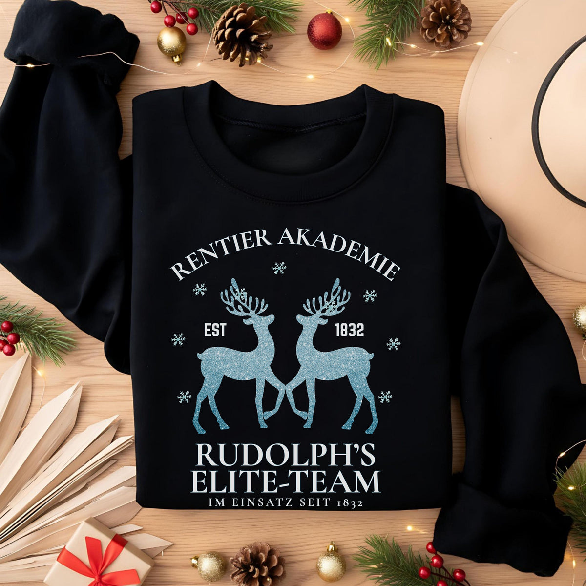 Weihnachtspullover „Rentier Akademie – Rudolph’s Elite-Team“ für Damen & Herren mit humorvollem Rentier-Motiv und Schneeflocken. Perfekter Winterpullover als Geschenkidee für Frauen und Männer, ideal für Nikolaus, Weihnachtsmarkt, Advent & Weihnachtsfeier. Witziges Weihnachtsoutfit mit Rentieren, festlich & gemütlich – ein weihnachtliches Statement-Stück für Familie, Partnerlook, Wichtelrunden oder den festlichen Abend. Für Fans von Rudolph, Rentiere & Christmas Spirit!