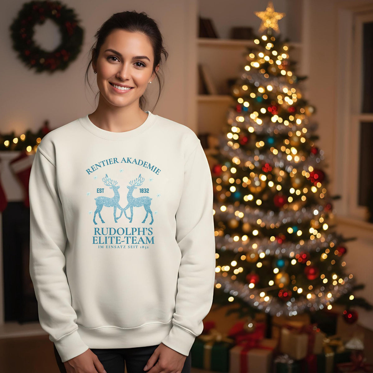 Weihnachtspullover „Rentier Akademie – Rudolph’s Elite-Team“ für Damen & Herren mit humorvollem Rentier-Motiv und Schneeflocken. Perfekter Winterpullover als Geschenkidee für Frauen und Männer, ideal für Nikolaus, Weihnachtsmarkt, Advent & Weihnachtsfeier. Witziges Weihnachtsoutfit mit Rentieren, festlich & gemütlich – ein weihnachtliches Statement-Stück für Familie, Partnerlook, Wichtelrunden oder den festlichen Abend. Für Fans von Rudolph, Rentiere & Christmas Spirit!
