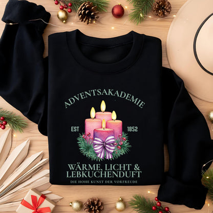 Weihnachtspullover Adventsakademie für Damen und Herren mit vier brennenden Kerzen, Tannenzweigen, Beeren und Schleife – gemütliches Winterpullover-Motiv in festlichem Design. Perfekt als Geschenkidee zu Weihnachten, für Nikolaus, Advent und als Wichtelgeschenk. Unisex Weihnachtskleidung mit emotionaler Botschaft: Wärme, Licht und Lebkuchenduft. Ideal für Weihnachtsmarkt, Familienfeier, Adventssonntag oder Fotoshooting. Süßer Weihnachtspullover für Frauen, Männer & Weihnachtsliebhaber.