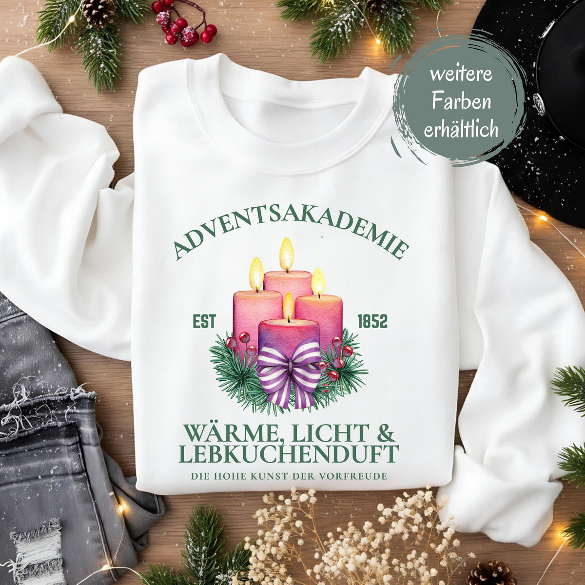 Weihnachtspullover Adventsakademie für Damen und Herren mit vier brennenden Kerzen, Tannenzweigen, Beeren und Schleife – gemütliches Winterpullover-Motiv in festlichem Design. Perfekt als Geschenkidee zu Weihnachten, für Nikolaus, Advent und als Wichtelgeschenk. Unisex Weihnachtskleidung mit emotionaler Botschaft: Wärme, Licht und Lebkuchenduft. Ideal für Weihnachtsmarkt, Familienfeier, Adventssonntag oder Fotoshooting. Süßer Weihnachtspullover für Frauen, Männer & Weihnachtsliebhaber.