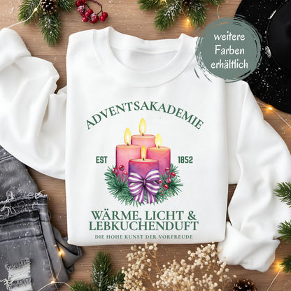 Weihnachtspullover Adventsakademie für Damen und Herren mit vier brennenden Kerzen, Tannenzweigen, Beeren und Schleife – gemütliches Winterpullover-Motiv in festlichem Design. Perfekt als Geschenkidee zu Weihnachten, für Nikolaus, Advent und als Wichtelgeschenk. Unisex Weihnachtskleidung mit emotionaler Botschaft: Wärme, Licht und Lebkuchenduft. Ideal für Weihnachtsmarkt, Familienfeier, Adventssonntag oder Fotoshooting. Süßer Weihnachtspullover für Frauen, Männer & Weihnachtsliebhaber.