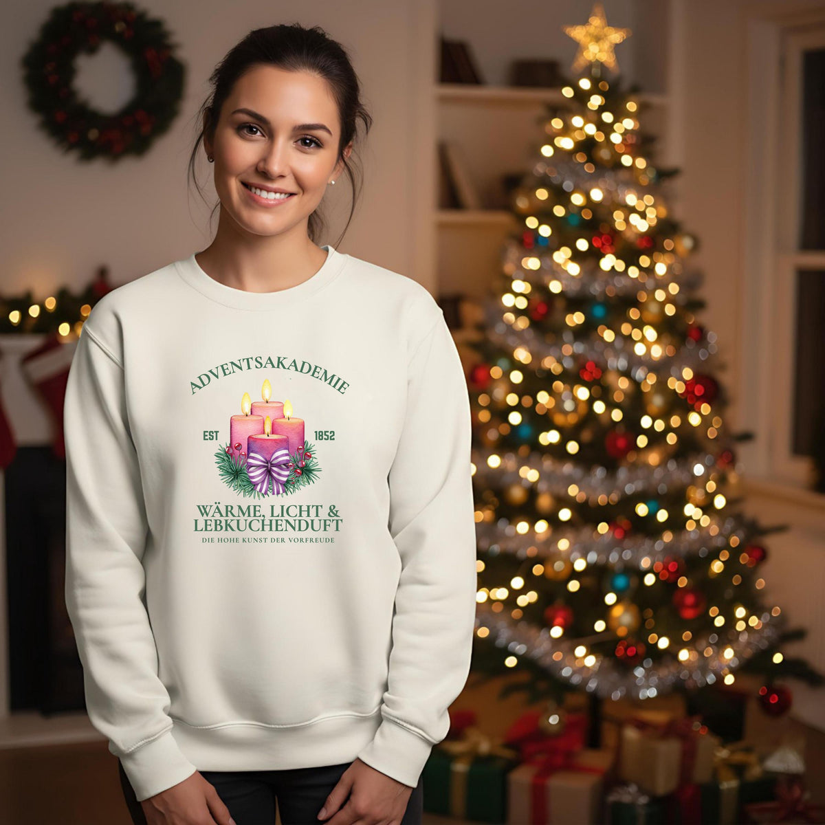 Weihnachtspullover Adventsakademie für Damen und Herren mit vier brennenden Kerzen, Tannenzweigen, Beeren und Schleife – gemütliches Winterpullover-Motiv in festlichem Design. Perfekt als Geschenkidee zu Weihnachten, für Nikolaus, Advent und als Wichtelgeschenk. Unisex Weihnachtskleidung mit emotionaler Botschaft: Wärme, Licht und Lebkuchenduft. Ideal für Weihnachtsmarkt, Familienfeier, Adventssonntag oder Fotoshooting. Süßer Weihnachtspullover für Frauen, Männer & Weihnachtsliebhaber.