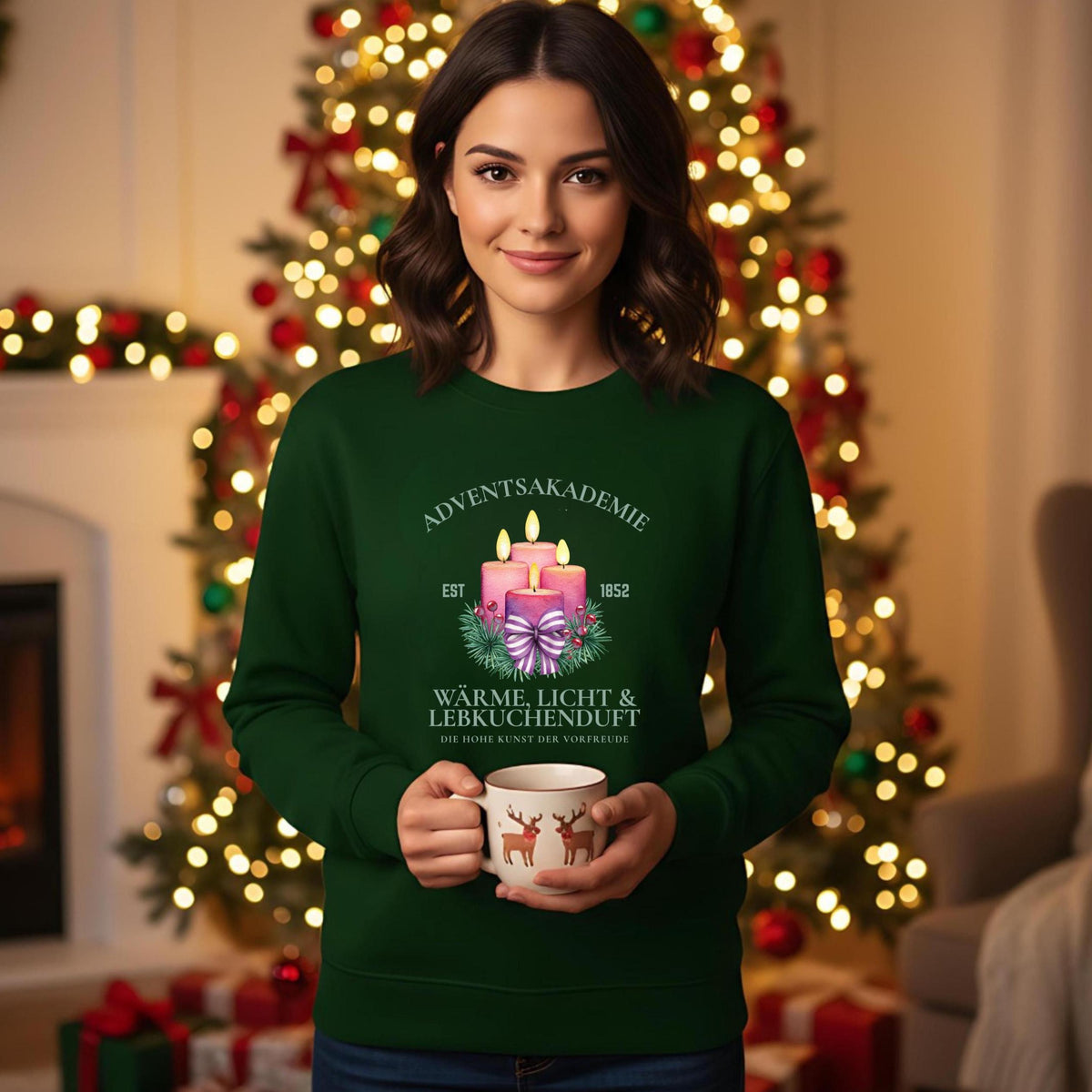 Weihnachtspullover Adventsakademie für Damen und Herren mit vier brennenden Kerzen, Tannenzweigen, Beeren und Schleife – gemütliches Winterpullover-Motiv in festlichem Design. Perfekt als Geschenkidee zu Weihnachten, für Nikolaus, Advent und als Wichtelgeschenk. Unisex Weihnachtskleidung mit emotionaler Botschaft: Wärme, Licht und Lebkuchenduft. Ideal für Weihnachtsmarkt, Familienfeier, Adventssonntag oder Fotoshooting. Süßer Weihnachtspullover für Frauen, Männer & Weihnachtsliebhaber.