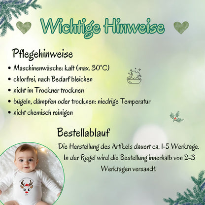 Infografik „Wichtige Hinweise“ zum Rentier-Weihnachtsbody. Pflege: Maschinenwäsche kalt bis 30 °C, bei Bedarf chlorfrei bleichen, nicht im Trockner trocknen, Bügeln oder Dämpfen bei niedriger Temperatur und nicht chemisch reinigen. Zum Bestellablauf nennt die Grafik ca. 1–5 Werktage Herstellung und Versand in der Regel innerhalb von 2–3 Werktagen. Unten links liegt ein Baby im weißen Langarmbody mit Rentiermotiv. Herzen, Tannengrün und Beeren schmücken den grünen Hintergrund der Pflege- und Bestellhinweise.