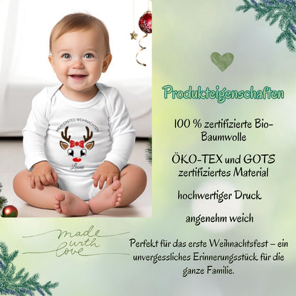 Infografik „Produkteigenschaften“ zum personalisierten Rentier-Weihnachtsbody. Links sitzt ein Baby im weißen Langarmbody mit Schleifen-Rentier, „Mein erstes Weihnachten“ und Namen Leonie. Rechts nennt die Grafik 100 % zertifizierte Bio-Baumwolle, ÖKO-TEX und GOTS zertifiziertes Material, Druck und angenehm weichen Stoff. Ein Herz, Tannenzweige und „Made with love“ schmücken den hellgrünen Hintergrund. Der Text beschreibt das Babyoutfit als Erinnerungsstück für das erste Weihnachtsfest der Familie.