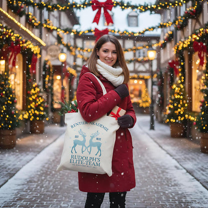 Weihnachtliche Stofftasche mit Rentier-Motiv „Rentier Akademie – Rudolph’s Elite-Team“ im Vintage-Stil. Ideale Baumwolltasche für Weihnachten, Einkäufe, Geschenke oder als nachhaltiger Jutebeutel. Perfekt als Geschenkidee oder als wiederverwendbare Geschenktasche mit Weihnachtsdesign. Waschbar, langlebig, mit langen Henkeln – als Weihnachtsgeschenktasche, Stoffbeutel oder Einkaufstasche nutzbar. Ideal für Damen, Herren oder Kinder zur Weihnachtszeit. Farben: Natur, Blau, Schwarz.