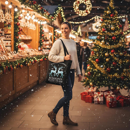 Weihnachtliche Stofftasche mit Rentier-Motiv „Rentier Akademie – Rudolph’s Elite-Team“ im Vintage-Stil. Ideale Baumwolltasche für Weihnachten, Einkäufe, Geschenke oder als nachhaltiger Jutebeutel. Perfekt als Geschenkidee oder als wiederverwendbare Geschenktasche mit Weihnachtsdesign. Waschbar, langlebig, mit langen Henkeln – als Weihnachtsgeschenktasche, Stoffbeutel oder Einkaufstasche nutzbar. Ideal für Damen, Herren oder Kinder zur Weihnachtszeit. Farben: Natur, Blau, Schwarz.
