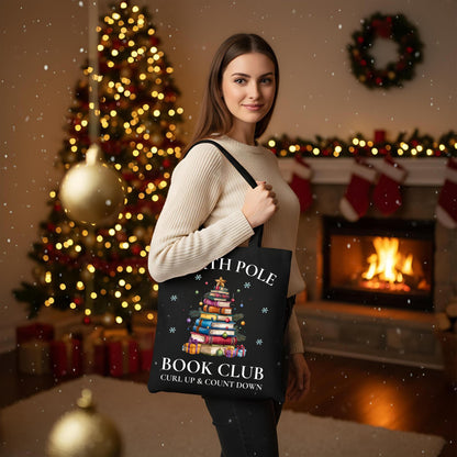 Baumwoll-Stofftasche mit weihnachtlichem Motiv: Ein Bücherbaum mit Stern und Geschenken symbolisiert den „North Pole Book Club“. Perfekt als Jutebeutel Weihnachten für Leseratten, Bücherfreunde, Bibliophile oder Buchclub-Mitglieder. Ideales Geschenk für Buchliebhaber und als nachhaltige Geschenkverpackung mit Buchthema zur Adventszeit. Baumwolltasche für Weihnachten & Buchfans. WeihnachtsStofftasche für Bücherfreunde! Der Jutebeutel ist das perfekte Geschenk für Buchliebhaber zur Adventszeit.