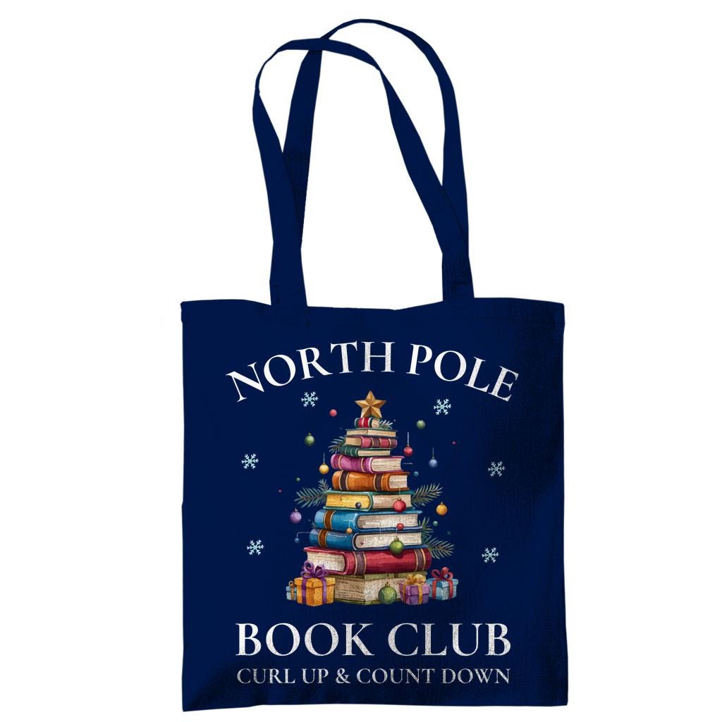 Baumwoll-Stofftasche mit weihnachtlichem Motiv: Ein Bücherbaum mit Stern und Geschenken symbolisiert den „North Pole Book Club“. Perfekt als Jutebeutel Weihnachten für Leseratten, Bücherfreunde, Bibliophile oder Buchclub-Mitglieder. Ideales Geschenk für Buchliebhaber und als nachhaltige Geschenkverpackung mit Buchthema zur Adventszeit. Baumwolltasche für Weihnachten & Buchfans. WeihnachtsStofftasche für Bücherfreunde! Der Jutebeutel ist das perfekte Geschenk für Buchliebhaber zur Adventszeit.