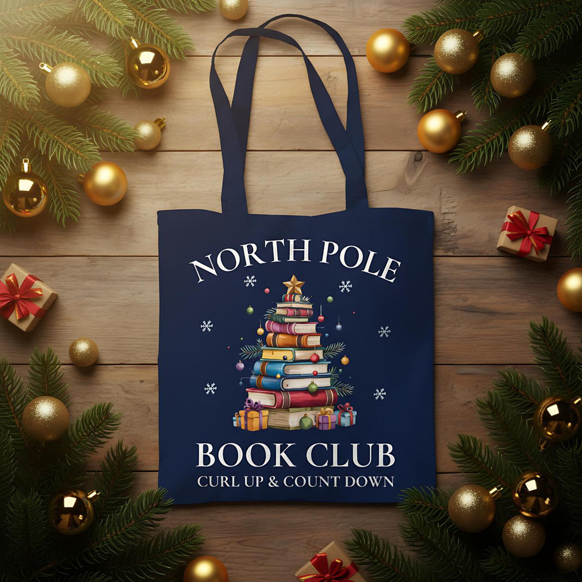 Baumwoll-Stofftasche mit weihnachtlichem Motiv: Ein Bücherbaum mit Stern und Geschenken symbolisiert den „North Pole Book Club“. Perfekt als Jutebeutel Weihnachten für Leseratten, Bücherfreunde, Bibliophile oder Buchclub-Mitglieder. Ideales Geschenk für Buchliebhaber und als nachhaltige Geschenkverpackung mit Buchthema zur Adventszeit. Baumwolltasche für Weihnachten & Buchfans. WeihnachtsStofftasche für Bücherfreunde! Der Jutebeutel ist das perfekte Geschenk für Buchliebhaber zur Adventszeit.