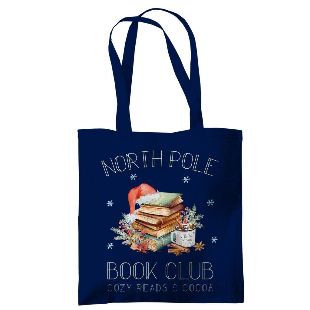 Baumwoll‑Jutebeutel mit weihnachtlichem Bücherbaum‑Motiv und Schriftzug „North Pole Book Club“. Ideal als Stofftasche Weihnachten für Leseratten, Buchliebhaber und Bibliophile – passend als Geschenk oder Einkaufstasche in der Advents‑ und Winterzeit. Hochwertige Baumwolltasche, langlebiger Druck, lange Henkel, umweltfreundlich und vielseitig nutzbar. Perfekt als Weihnachts‑Geschenktasche, Bücherbeutel oder nachhaltige Tasche mit Weihnachtsmotiv für Freunde, Familie oder für dich selbst.