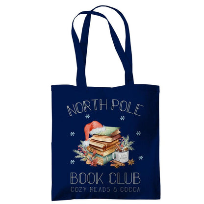 Baumwoll‑Jutebeutel mit weihnachtlichem Bücherbaum‑Motiv und Schriftzug „North Pole Book Club“. Ideal als Stofftasche Weihnachten für Leseratten, Buchliebhaber und Bibliophile – passend als Geschenk oder Einkaufstasche in der Advents‑ und Winterzeit. Hochwertige Baumwolltasche, langlebiger Druck, lange Henkel, umweltfreundlich und vielseitig nutzbar. Perfekt als Weihnachts‑Geschenktasche, Bücherbeutel oder nachhaltige Tasche mit Weihnachtsmotiv für Freunde, Familie oder für dich selbst.