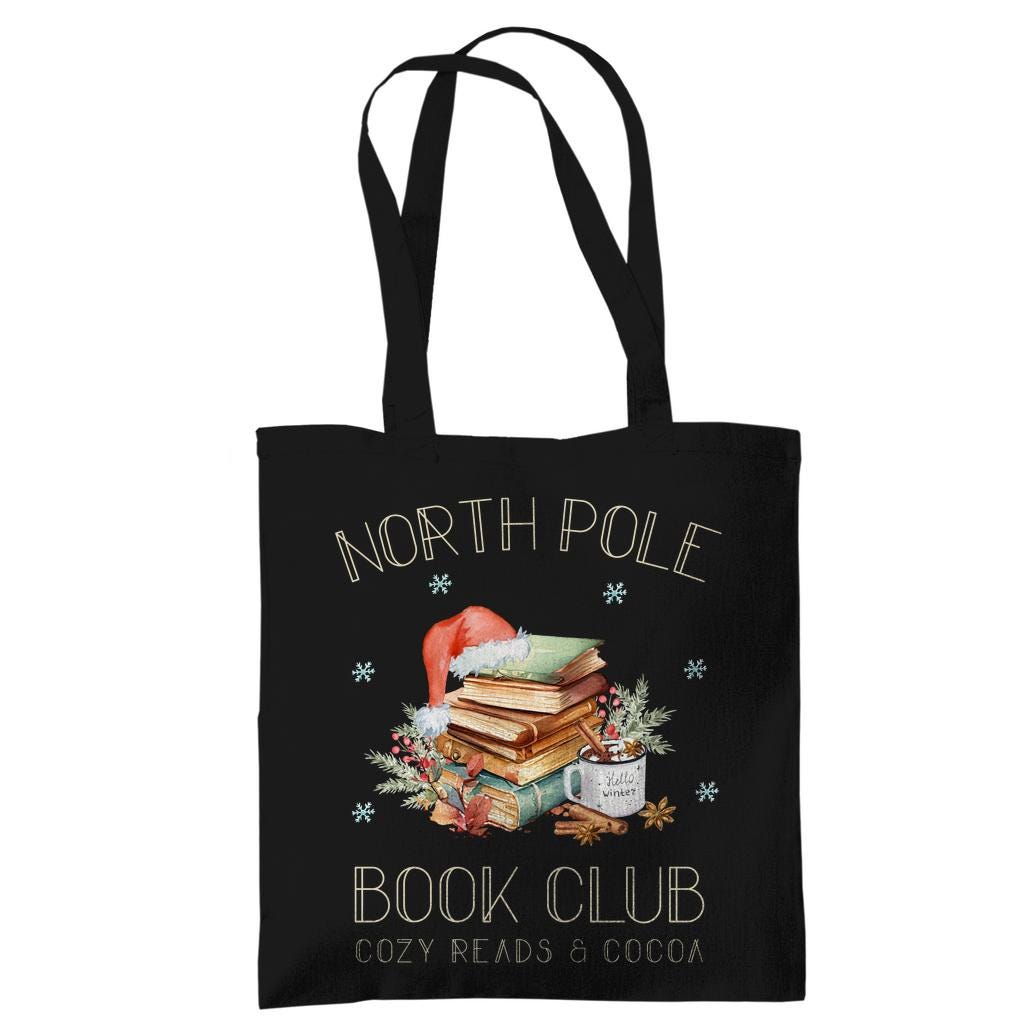 Baumwoll‑Jutebeutel mit weihnachtlichem Bücherbaum‑Motiv und Schriftzug „North Pole Book Club“. Ideal als Stofftasche Weihnachten für Leseratten, Buchliebhaber und Bibliophile – passend als Geschenk oder Einkaufstasche in der Advents‑ und Winterzeit. Hochwertige Baumwolltasche, langlebiger Druck, lange Henkel, umweltfreundlich und vielseitig nutzbar. Perfekt als Weihnachts‑Geschenktasche, Bücherbeutel oder nachhaltige Tasche mit Weihnachtsmotiv für Freunde, Familie oder für dich selbst.