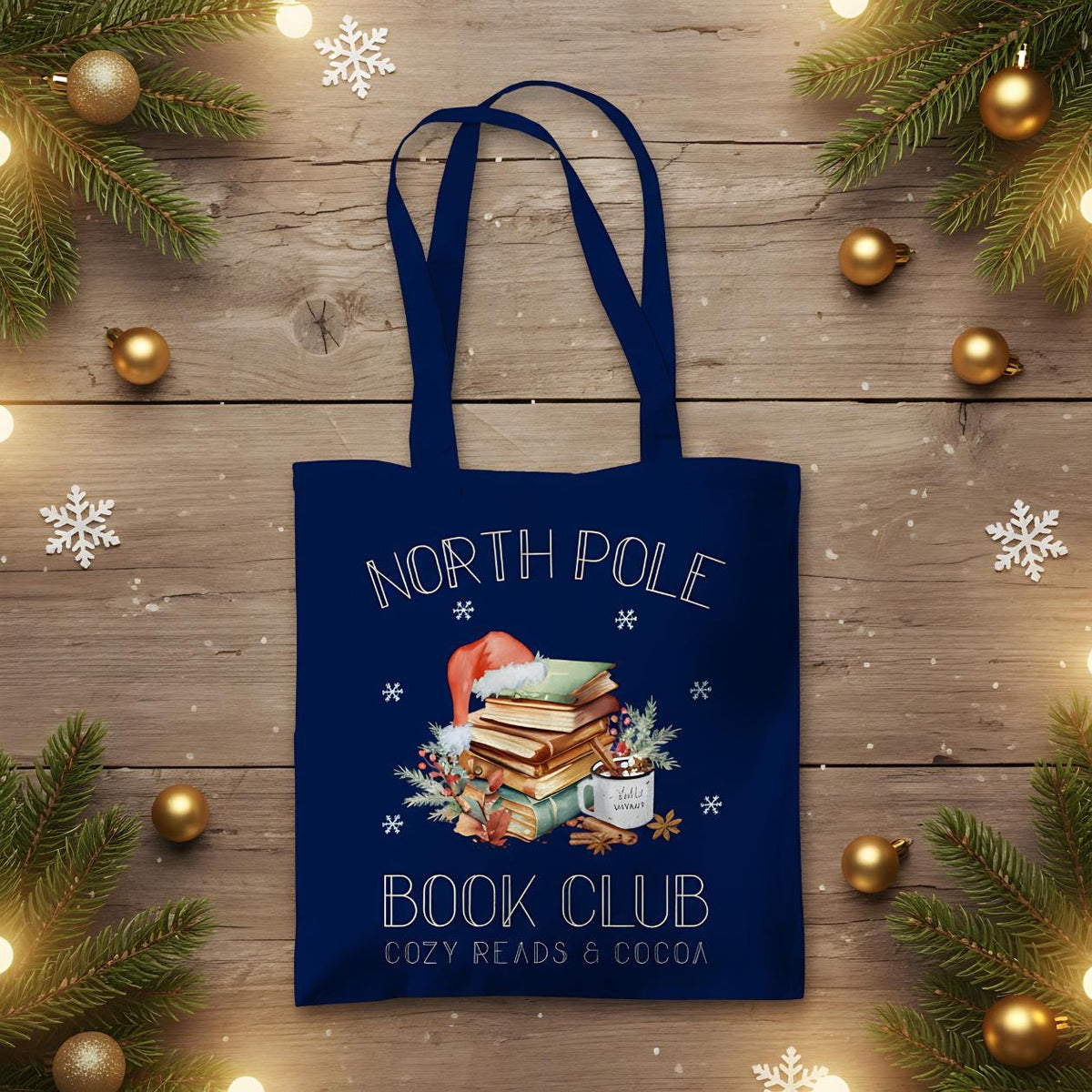 Baumwoll‑Jutebeutel mit weihnachtlichem Bücherbaum‑Motiv und Schriftzug „North Pole Book Club“. Ideal als Stofftasche Weihnachten für Leseratten, Buchliebhaber und Bibliophile – passend als Geschenk oder Einkaufstasche in der Advents‑ und Winterzeit. Hochwertige Baumwolltasche, langlebiger Druck, lange Henkel, umweltfreundlich und vielseitig nutzbar. Perfekt als Weihnachts‑Geschenktasche, Bücherbeutel oder nachhaltige Tasche mit Weihnachtsmotiv für Freunde, Familie oder für dich selbst.