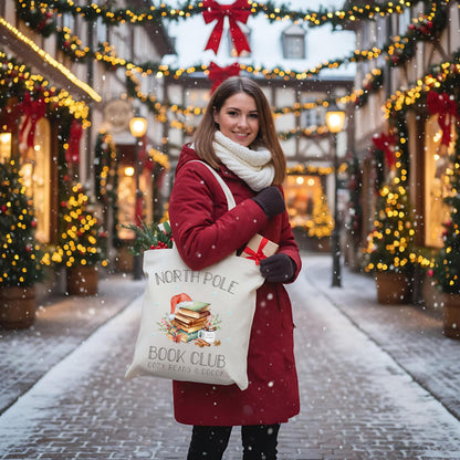 Baumwoll‑Jutebeutel mit weihnachtlichem Bücherbaum‑Motiv und Schriftzug „North Pole Book Club“. Ideal als Stofftasche Weihnachten für Leseratten, Buchliebhaber und Bibliophile – passend als Geschenk oder Einkaufstasche in der Advents‑ und Winterzeit. Hochwertige Baumwolltasche, langlebiger Druck, lange Henkel, umweltfreundlich und vielseitig nutzbar. Perfekt als Weihnachts‑Geschenktasche, Bücherbeutel oder nachhaltige Tasche mit Weihnachtsmotiv für Freunde, Familie oder für dich selbst.