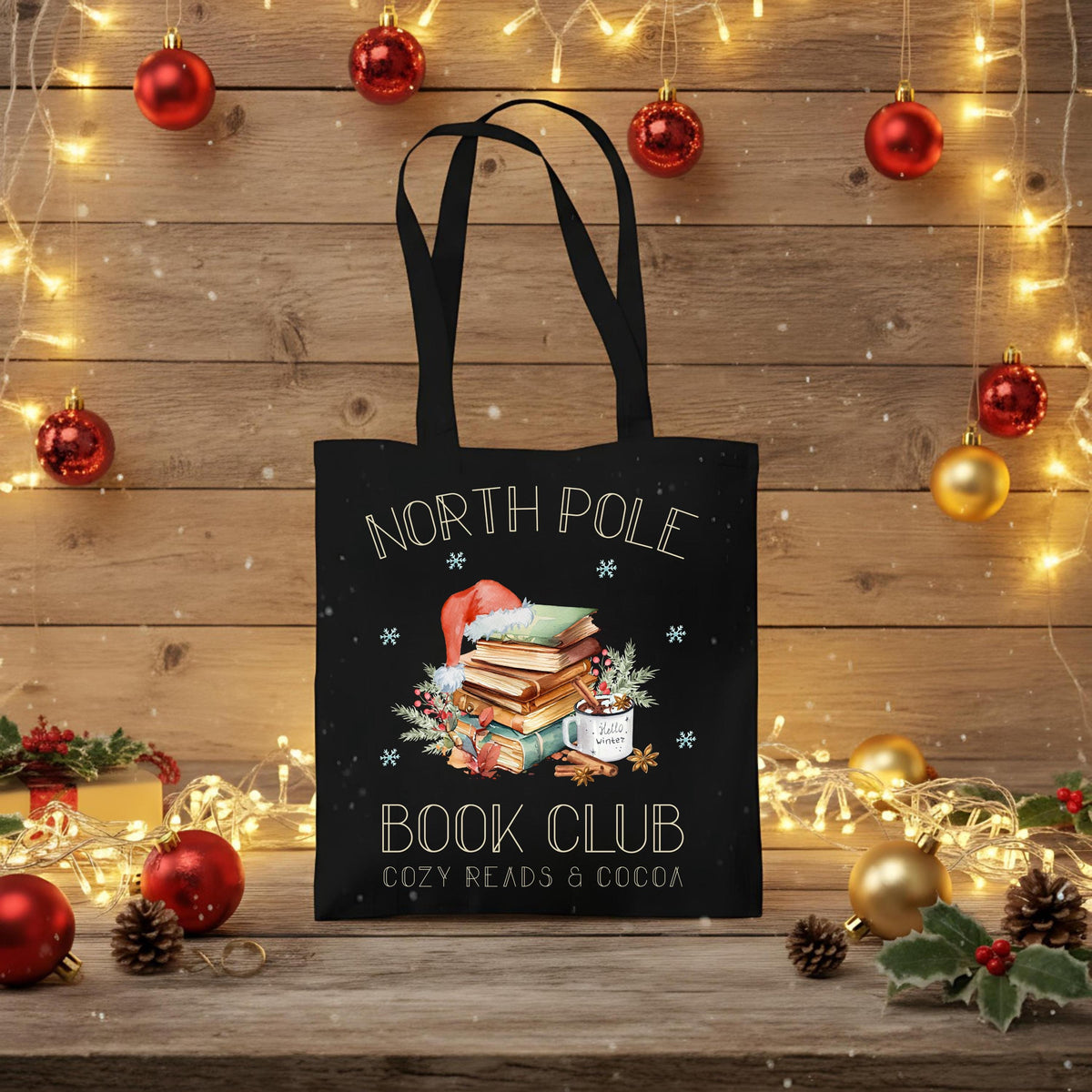Baumwoll‑Jutebeutel mit weihnachtlichem Bücherbaum‑Motiv und Schriftzug „North Pole Book Club“. Ideal als Stofftasche Weihnachten für Leseratten, Buchliebhaber und Bibliophile – passend als Geschenk oder Einkaufstasche in der Advents‑ und Winterzeit. Hochwertige Baumwolltasche, langlebiger Druck, lange Henkel, umweltfreundlich und vielseitig nutzbar. Perfekt als Weihnachts‑Geschenktasche, Bücherbeutel oder nachhaltige Tasche mit Weihnachtsmotiv für Freunde, Familie oder für dich selbst.