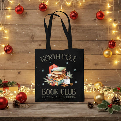 Baumwoll‑Jutebeutel mit weihnachtlichem Bücherbaum‑Motiv und Schriftzug „North Pole Book Club“. Ideal als Stofftasche Weihnachten für Leseratten, Buchliebhaber und Bibliophile – passend als Geschenk oder Einkaufstasche in der Advents‑ und Winterzeit. Hochwertige Baumwolltasche, langlebiger Druck, lange Henkel, umweltfreundlich und vielseitig nutzbar. Perfekt als Weihnachts‑Geschenktasche, Bücherbeutel oder nachhaltige Tasche mit Weihnachtsmotiv für Freunde, Familie oder für dich selbst.