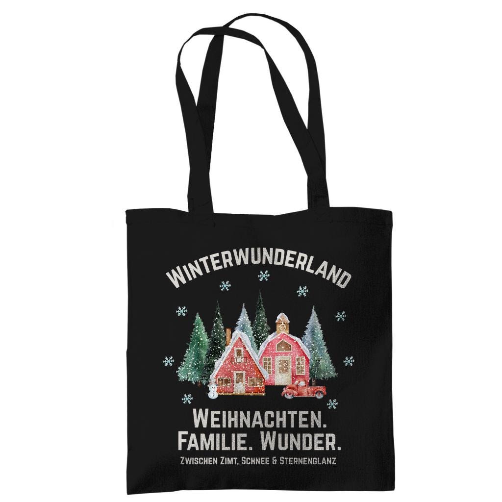 Stofftasche Weihnachten mit Winterwunderland-Motiv: verschneite Häuser, Tannen, rotes Auto und weihnachtlicher Spruch auf einer weißen Baumwolltasche. Nachhaltige Geschenktasche aus 100 % Baumwolle mit langen Henkeln – perfekt als Einkaufstasche, Jutebeutel oder Geschenkverpackung für Weihnachten. Ideal für Familien, Weihnachtsliebhaber oder als stilvolle Alternative zur Geschenkfolie. Einseitig bedruckte Baumwolltasche mit festlichem Look. Jutebeutel Weihnachten & Stofftasche Weihnachten