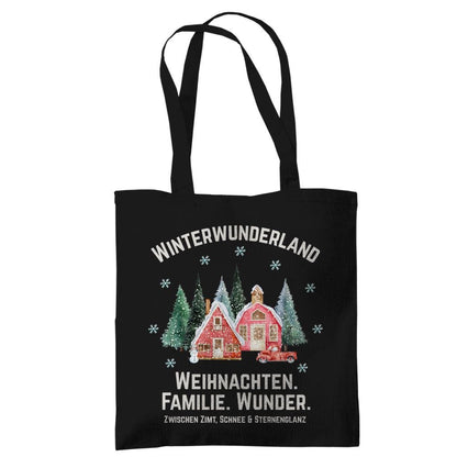 Stofftasche Weihnachten mit Winterwunderland-Motiv: verschneite Häuser, Tannen, rotes Auto und weihnachtlicher Spruch auf einer weißen Baumwolltasche. Nachhaltige Geschenktasche aus 100 % Baumwolle mit langen Henkeln – perfekt als Einkaufstasche, Jutebeutel oder Geschenkverpackung für Weihnachten. Ideal für Familien, Weihnachtsliebhaber oder als stilvolle Alternative zur Geschenkfolie. Einseitig bedruckte Baumwolltasche mit festlichem Look. Jutebeutel Weihnachten & Stofftasche Weihnachten