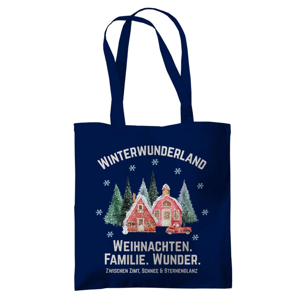 Stofftasche Weihnachten mit Winterwunderland-Motiv: verschneite Häuser, Tannen, rotes Auto und weihnachtlicher Spruch auf einer weißen Baumwolltasche. Nachhaltige Geschenktasche aus 100 % Baumwolle mit langen Henkeln – perfekt als Einkaufstasche, Jutebeutel oder Geschenkverpackung für Weihnachten. Ideal für Familien, Weihnachtsliebhaber oder als stilvolle Alternative zur Geschenkfolie. Einseitig bedruckte Baumwolltasche mit festlichem Look. Jutebeutel Weihnachten & Stofftasche Weihnachten