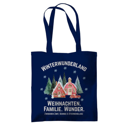 Stofftasche Weihnachten mit Winterwunderland-Motiv: verschneite Häuser, Tannen, rotes Auto und weihnachtlicher Spruch auf einer weißen Baumwolltasche. Nachhaltige Geschenktasche aus 100 % Baumwolle mit langen Henkeln – perfekt als Einkaufstasche, Jutebeutel oder Geschenkverpackung für Weihnachten. Ideal für Familien, Weihnachtsliebhaber oder als stilvolle Alternative zur Geschenkfolie. Einseitig bedruckte Baumwolltasche mit festlichem Look. Jutebeutel Weihnachten & Stofftasche Weihnachten