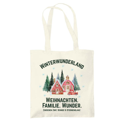 Stofftasche Weihnachten mit Winterwunderland-Motiv: verschneite Häuser, Tannen, rotes Auto und weihnachtlicher Spruch auf einer weißen Baumwolltasche. Nachhaltige Geschenktasche aus 100 % Baumwolle mit langen Henkeln – perfekt als Einkaufstasche, Jutebeutel oder Geschenkverpackung für Weihnachten. Ideal für Familien, Weihnachtsliebhaber oder als stilvolle Alternative zur Geschenkfolie. Einseitig bedruckte Baumwolltasche mit festlichem Look. Jutebeutel Weihnachten & Stofftasche Weihnachten