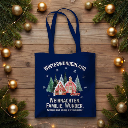 Stofftasche Weihnachten mit Winterwunderland-Motiv: verschneite Häuser, Tannen, rotes Auto und weihnachtlicher Spruch auf einer weißen Baumwolltasche. Nachhaltige Geschenktasche aus 100 % Baumwolle mit langen Henkeln – perfekt als Einkaufstasche, Jutebeutel oder Geschenkverpackung für Weihnachten. Ideal für Familien, Weihnachtsliebhaber oder als stilvolle Alternative zur Geschenkfolie. Einseitig bedruckte Baumwolltasche mit festlichem Look. Jutebeutel Weihnachten & Stofftasche Weihnachten