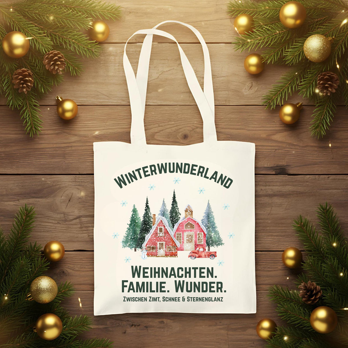 Stofftasche Weihnachten mit Winterwunderland-Motiv: verschneite Häuser, Tannen, rotes Auto und weihnachtlicher Spruch auf einer weißen Baumwolltasche. Nachhaltige Geschenktasche aus 100 % Baumwolle mit langen Henkeln – perfekt als Einkaufstasche, Jutebeutel oder Geschenkverpackung für Weihnachten. Ideal für Familien, Weihnachtsliebhaber oder als stilvolle Alternative zur Geschenkfolie. Einseitig bedruckte Baumwolltasche mit festlichem Look. Jutebeutel Weihnachten & Stofftasche Weihnachten