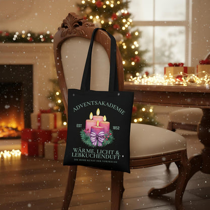 Stofftasche Weihnachten mit Motiv „Adventsakademie“ – vier brennende Kerzen mit Tannenzweigen, Beeren und Schleife auf hochwertigem Baumwoll-Jutebeutel. Ideal als Weihnachtsgeschenktasche, nachhaltige Einkaufstasche oder als Geschenkidee. Perfekt für Advent, Wintermärkte, Geschenkverpackung oder als stilvoller Shopping-Begleiter in der Weihnachtszeit. Stofftasche Weihnachten | Jutebeutel Weihnachten für Frauen Weihnachtsgeschenktasche | Einkaufstasche Weihnachtsmotiv