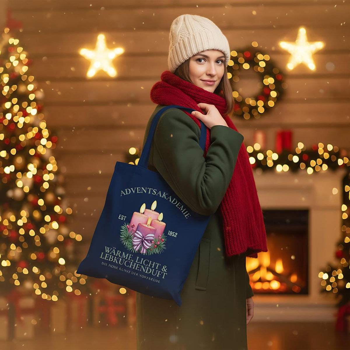 Stofftasche Weihnachten mit Motiv „Adventsakademie“ – vier brennende Kerzen mit Tannenzweigen, Beeren und Schleife auf hochwertigem Baumwoll-Jutebeutel. Ideal als Weihnachtsgeschenktasche, nachhaltige Einkaufstasche oder als Geschenkidee. Perfekt für Advent, Wintermärkte, Geschenkverpackung oder als stilvoller Shopping-Begleiter in der Weihnachtszeit. Stofftasche Weihnachten | Jutebeutel Weihnachten für Frauen Weihnachtsgeschenktasche | Einkaufstasche Weihnachtsmotiv