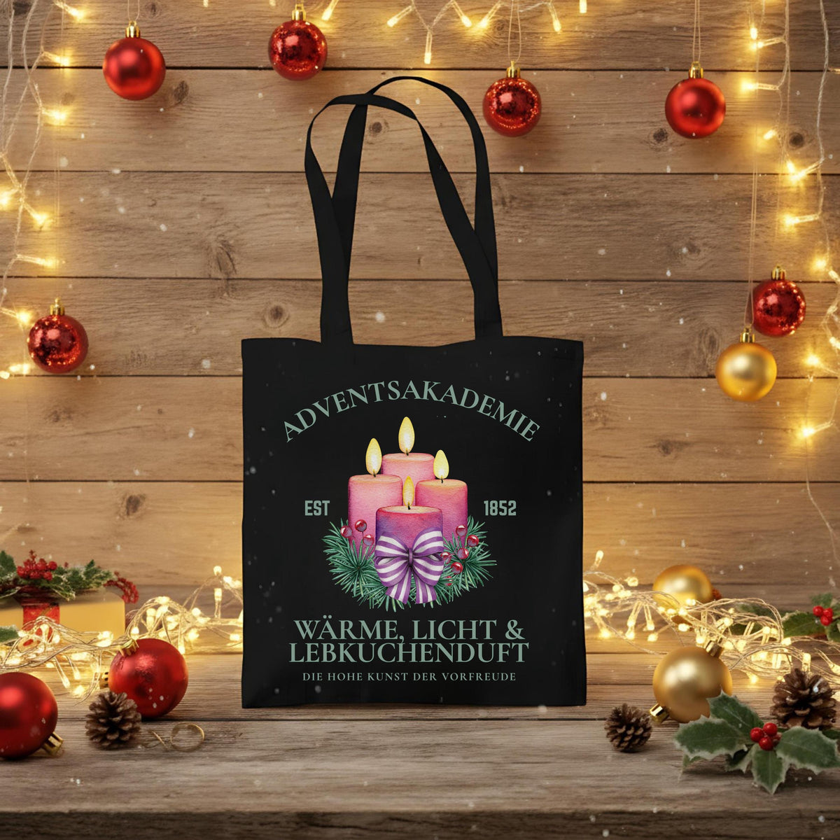 Stofftasche Weihnachten mit Motiv „Adventsakademie“ – vier brennende Kerzen mit Tannenzweigen, Beeren und Schleife auf hochwertigem Baumwoll-Jutebeutel. Ideal als Weihnachtsgeschenktasche, nachhaltige Einkaufstasche oder als Geschenkidee. Perfekt für Advent, Wintermärkte, Geschenkverpackung oder als stilvoller Shopping-Begleiter in der Weihnachtszeit. Stofftasche Weihnachten | Jutebeutel Weihnachten für Frauen Weihnachtsgeschenktasche | Einkaufstasche Weihnachtsmotiv