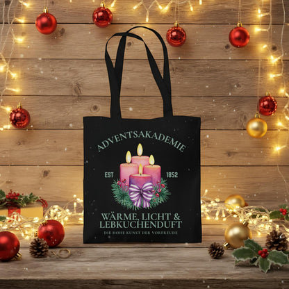 Stofftasche Weihnachten mit Motiv „Adventsakademie“ – vier brennende Kerzen mit Tannenzweigen, Beeren und Schleife auf hochwertigem Baumwoll-Jutebeutel. Ideal als Weihnachtsgeschenktasche, nachhaltige Einkaufstasche oder als Geschenkidee. Perfekt für Advent, Wintermärkte, Geschenkverpackung oder als stilvoller Shopping-Begleiter in der Weihnachtszeit. Stofftasche Weihnachten | Jutebeutel Weihnachten für Frauen Weihnachtsgeschenktasche | Einkaufstasche Weihnachtsmotiv