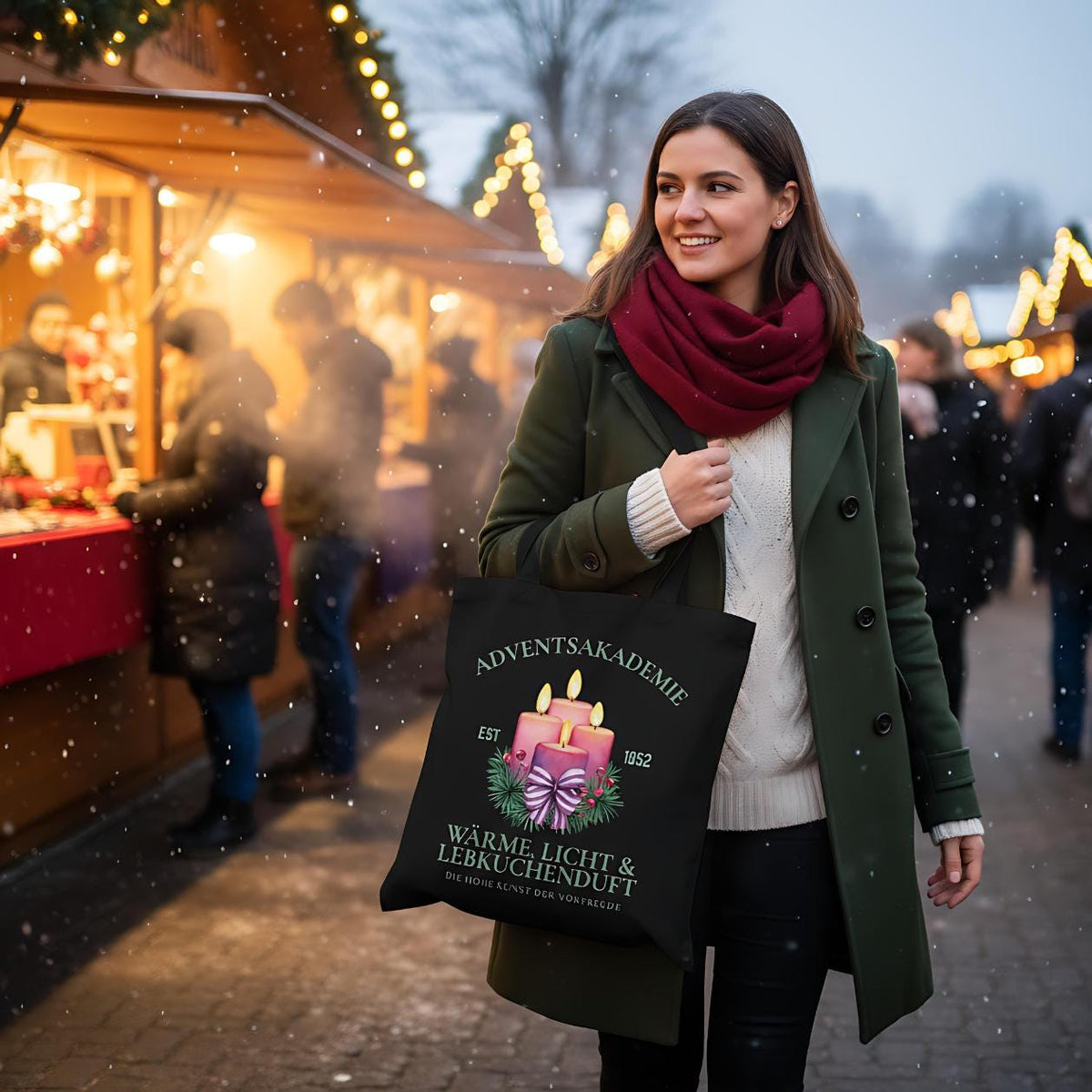 Stofftasche Weihnachten mit Motiv „Adventsakademie“ – vier brennende Kerzen mit Tannenzweigen, Beeren und Schleife auf hochwertigem Baumwoll-Jutebeutel. Ideal als Weihnachtsgeschenktasche, nachhaltige Einkaufstasche oder als Geschenkidee. Perfekt für Advent, Wintermärkte, Geschenkverpackung oder als stilvoller Shopping-Begleiter in der Weihnachtszeit. Stofftasche Weihnachten | Jutebeutel Weihnachten für Frauen Weihnachtsgeschenktasche | Einkaufstasche Weihnachtsmotiv