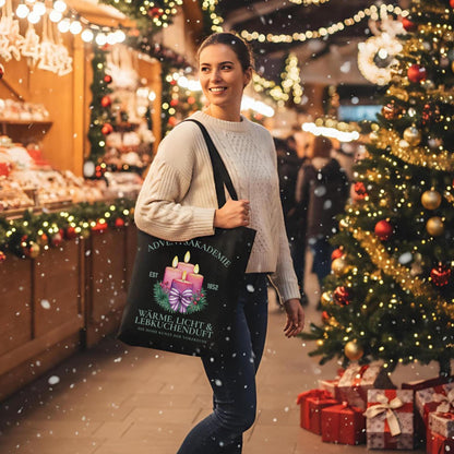 Stofftasche Weihnachten mit Motiv „Adventsakademie“ – vier brennende Kerzen mit Tannenzweigen, Beeren und Schleife auf hochwertigem Baumwoll-Jutebeutel. Ideal als Weihnachtsgeschenktasche, nachhaltige Einkaufstasche oder als Geschenkidee. Perfekt für Advent, Wintermärkte, Geschenkverpackung oder als stilvoller Shopping-Begleiter in der Weihnachtszeit. Stofftasche Weihnachten | Jutebeutel Weihnachten für Frauen Weihnachtsgeschenktasche | Einkaufstasche Weihnachtsmotiv