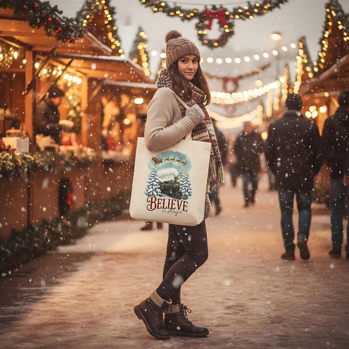Stofftasche Weihnachten mit „Believe in Magic“-Motiv – ideal als Jutebeutel Weihnachten, Einkaufstasche mit Weihnachtsmotiv, Baumwolltasche festlich bedruckt. Zeigt Weihnachtsmann im Schlitten, Rentiergespann, magischen Winterzug, Tannenbäume und Polarlichter. Perfekt als Weihnachtsgeschenktasche, Tragetasche für Geschenke, Geschenkverpackung oder nachhaltiger Weihnachtsbeutel. Robuste Tragetasche aus Baumwolle, ideal für Bücher, Einkäufe oder als stilvoller Stoffbeutel mit Motiv zur Adventszeit