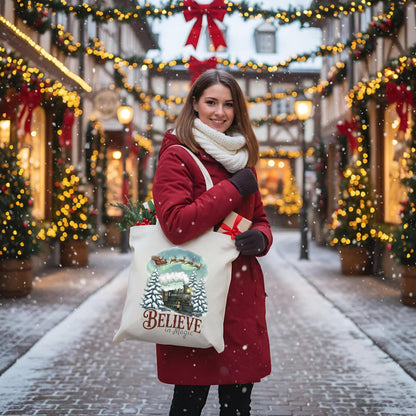 Stofftasche Weihnachten mit „Believe in Magic“-Motiv – ideal als Jutebeutel Weihnachten, Einkaufstasche mit Weihnachtsmotiv, Baumwolltasche festlich bedruckt. Zeigt Weihnachtsmann im Schlitten, Rentiergespann, magischen Winterzug, Tannenbäume und Polarlichter. Perfekt als Weihnachtsgeschenktasche, Tragetasche für Geschenke, Geschenkverpackung oder nachhaltiger Weihnachtsbeutel. Robuste Tragetasche aus Baumwolle, ideal für Bücher, Einkäufe oder als stilvoller Stoffbeutel mit Motiv zur Adventszeit