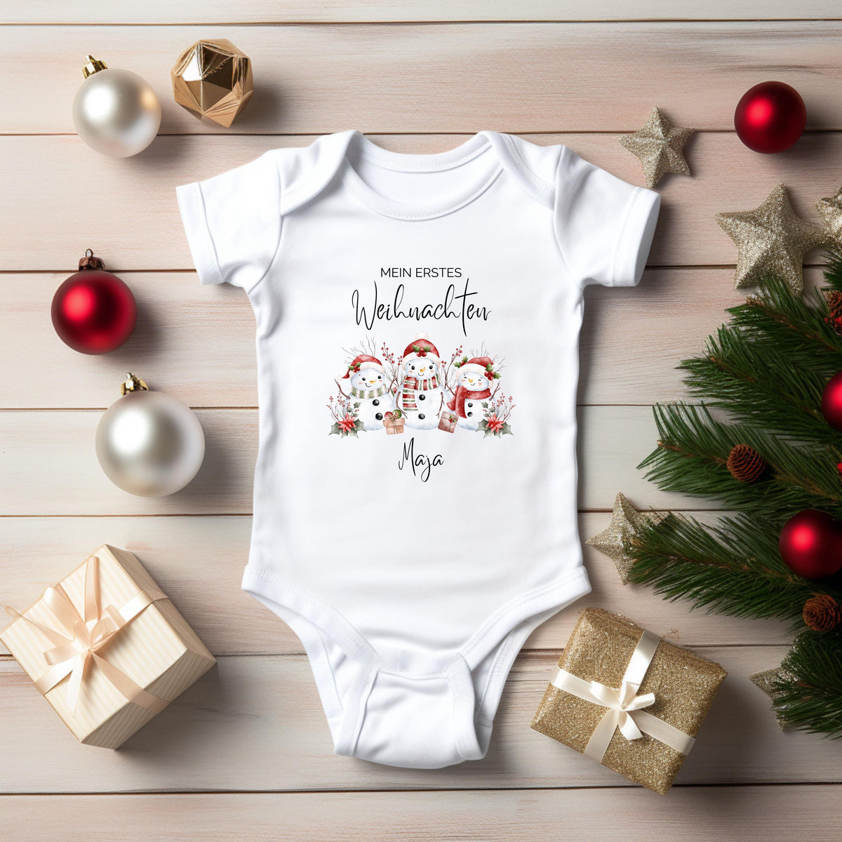 Personalisierter Babybody für Weihnachten 2025 mit Schneemännern in Mütze, Schal und Weihnachtsoutfit. Aufdruck „Mein erstes Weihnachten“ und Name. Hochwertiger Direktdruck auf Body aus 100 % Bio-Baumwolle. Erhältlich in Langarm oder Kurzarm, waschbar bei 30 °C, ideal für Winterbabys. Perfekt als Geschenk zur Wintergeburt, für Familienfotos, für Babys erstes Weihnachtsfest oder als Partnerlook mit Eltern & Geschwistern. Liebevolles Erinnerungsstück für festliche Momente im ersten Lebensjahr.