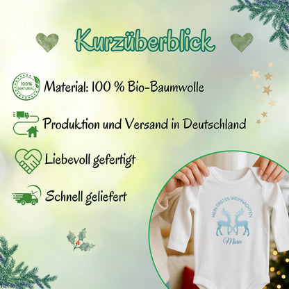 Personalisierter Babybody für Weihnachten 2025 mit zwei glitzernden Rentieren in Blau, Aufschrift „Mein erstes Weihnachten“ und individuellem Namen (z. B. Maja). Ideal als Geschenk für Babys erstes Weihnachtsfest oder für Dezemberbabys. Aus 100 % Bio-Baumwolle, wahlweise mit Kurzarm oder Langarm. Perfekt für festliche Familienfotos, Erinnerungsboxen oder Partnerlook mit Eltern & Geschwistern. Hochwertiger Direktdruck, hautfreundlich, waschbar bei 30 °C. Zauberhaftes Outfit für dein Winterbaby.