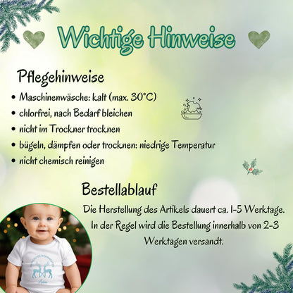 Personalisierter Babybody für Weihnachten 2025 mit zwei glitzernden Rentieren in Blau, Aufschrift „Mein erstes Weihnachten“ und individuellem Namen (z. B. Maja). Ideal als Geschenk für Babys erstes Weihnachtsfest oder für Dezemberbabys. Aus 100 % Bio-Baumwolle, wahlweise mit Kurzarm oder Langarm. Perfekt für festliche Familienfotos, Erinnerungsboxen oder Partnerlook mit Eltern & Geschwistern. Hochwertiger Direktdruck, hautfreundlich, waschbar bei 30 °C. Zauberhaftes Outfit für dein Winterbaby.
