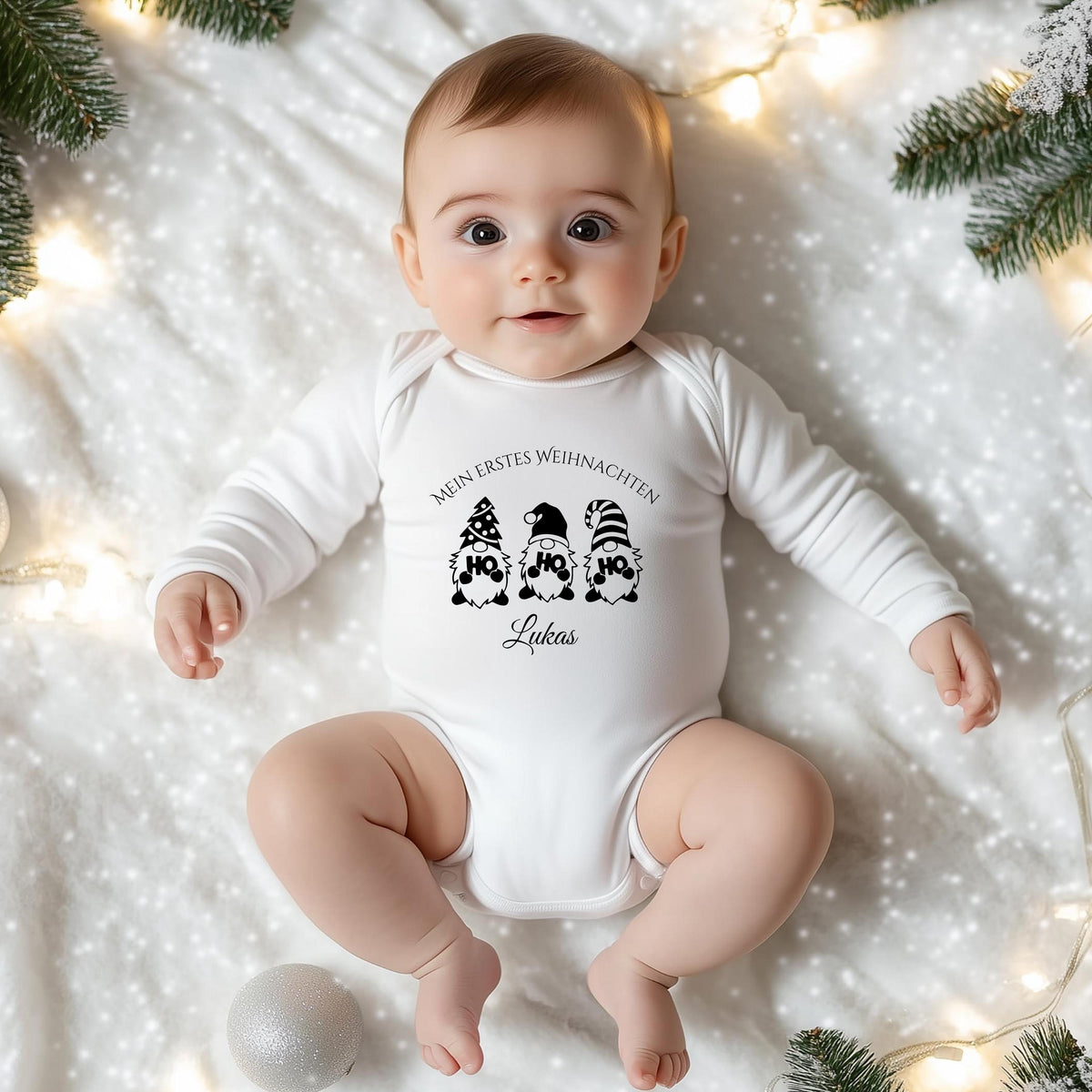 Weihnachtlicher Babybody mit Wichtel-Motiv „Ho Ho Ho“ und dem Schriftzug „Mein erstes Weihnachten“ – personalisiert mit Namen. Das festliche Design eignet sich als Weihnachtsoutfit für Babys, ideal für Jungen und Mädchen. Der Body besteht aus weicher Bio-Baumwolle und ist perfekt für Winterbabys 2025. In Weiß, wählbar mit Langarm oder Kurzarm. Perfekt als Geschenkidee für Eltern, für Fotos unterm Baum oder den ersten Familienbesuch bei Oma & Opa. Nachhaltig produziert und liebevoll bedruckt.