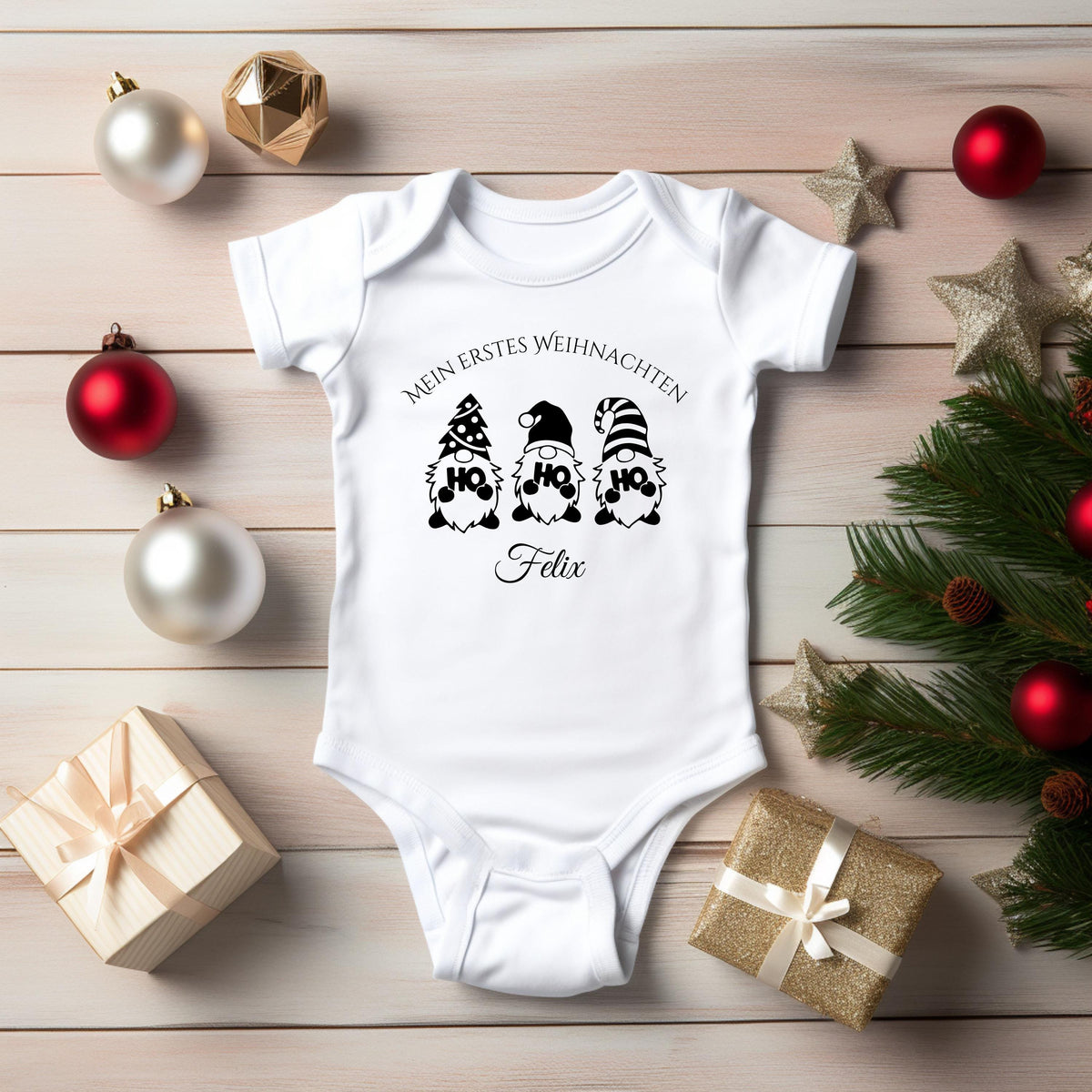 Weihnachtlicher Babybody mit Wichtel-Motiv „Ho Ho Ho“ und dem Schriftzug „Mein erstes Weihnachten“ – personalisiert mit Namen. Das festliche Design eignet sich als Weihnachtsoutfit für Babys, ideal für Jungen und Mädchen. Der Body besteht aus weicher Bio-Baumwolle und ist perfekt für Winterbabys 2025. In Weiß, wählbar mit Langarm oder Kurzarm. Perfekt als Geschenkidee für Eltern, für Fotos unterm Baum oder den ersten Familienbesuch bei Oma & Opa. Nachhaltig produziert und liebevoll bedruckt.