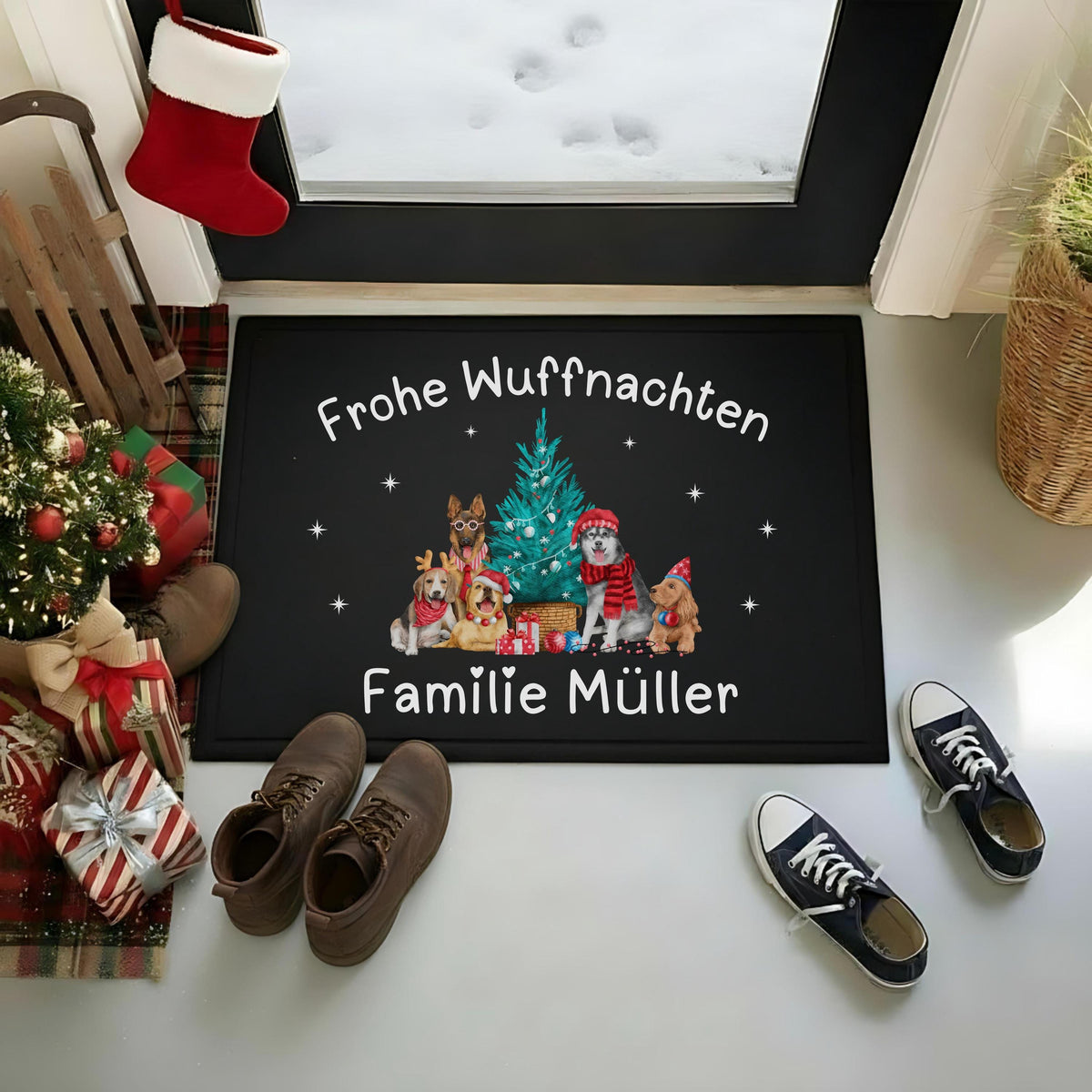 Personalisierte Weihnachtsfußmatte mit Hunden und Wunschname. Türmatte Weihnachten mit niedlichen Hundemotiven, Weihnachtsbaum und Text „Frohe Wuffnachten“. Ideal als festliche Eingangsmatte, Weihnachtsgeschenk für Hundebesitzer, Haustierfreunde oder Familien mit Hund. Robuste, wetterfeste Fußmatte mit Namen, perfekt für Flur, Haustür oder überdachten Außenbereich. Weihnachtstürmatte mit Hundedesign humorvoll, liebevoll, dekorativ.Fußmatte personalisiert mit Hundemotiv Türmatte Weihnachten Hunde