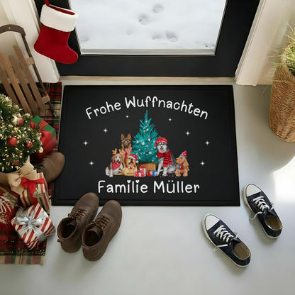 Personalisierte Weihnachtsfußmatte mit Hunden und Wunschname. Türmatte Weihnachten mit niedlichen Hundemotiven, Weihnachtsbaum und Text „Frohe Wuffnachten“. Ideal als festliche Eingangsmatte, Weihnachtsgeschenk für Hundebesitzer, Haustierfreunde oder Familien mit Hund. Robuste, wetterfeste Fußmatte mit Namen, perfekt für Flur, Haustür oder überdachten Außenbereich. Weihnachtstürmatte mit Hundedesign humorvoll, liebevoll, dekorativ.Fußmatte personalisiert mit Hundemotiv Türmatte Weihnachten Hunde