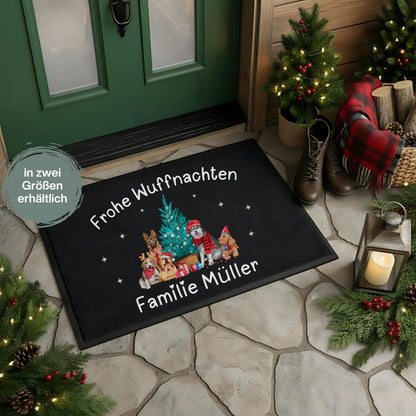 Personalisierte Weihnachtsfußmatte mit Hunden und Wunschname. Türmatte Weihnachten mit niedlichen Hundemotiven, Weihnachtsbaum und Text „Frohe Wuffnachten“. Ideal als festliche Eingangsmatte, Weihnachtsgeschenk für Hundebesitzer, Haustierfreunde oder Familien mit Hund. Robuste, wetterfeste Fußmatte mit Namen, perfekt für Flur, Haustür oder überdachten Außenbereich. Weihnachtstürmatte mit Hundedesign humorvoll, liebevoll, dekorativ.Fußmatte personalisiert mit Hundemotiv Türmatte Weihnachten Hunde