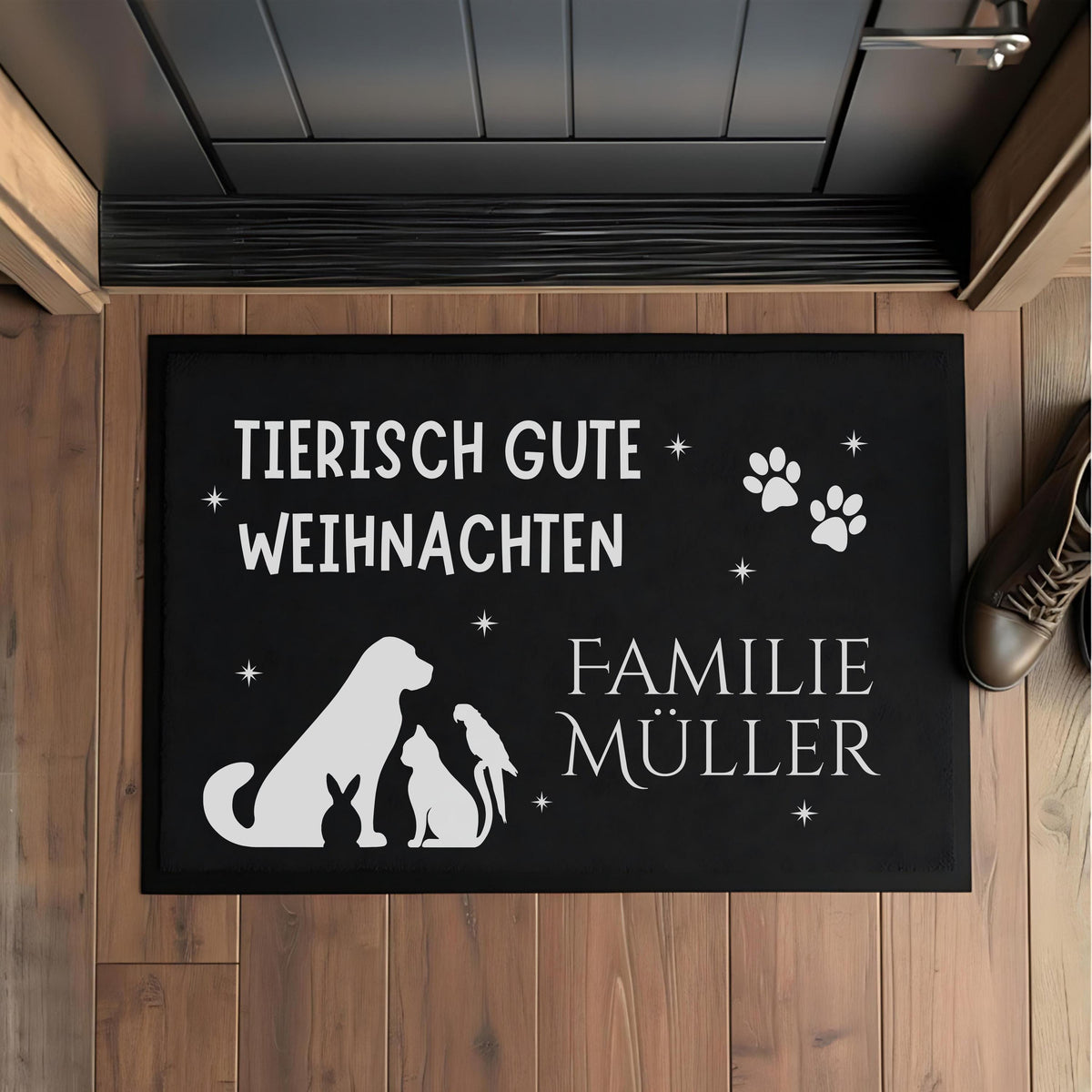 Personalisierte Weihnachtsfußmatte mit Tieren und Familiennamen. Türmatte mit dem Spruch „Tierisch gute Weihnachten“, Silhouetten von Hund, Katze, Kaninchen, Vogel und Pfoten. Festliche, witzige und dekorative Haustier-Fußmatte für Weihnachten. Perfekt als Geschenkidee für Tierfreunde, Familien mit Haustieren oder als personalisierte Deko im Eingangsbereich. Rutschfeste, wetterfeste Türmatte mit Wunschname – ideal für Wohnungen, Häuser & überdachte Außenbereiche.
