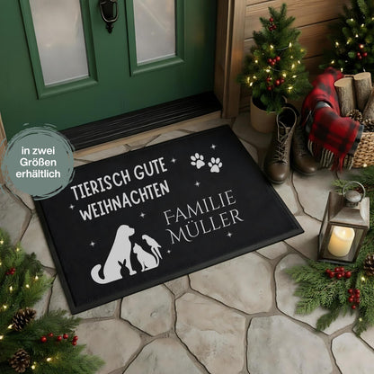 Personalisierte Weihnachtsfußmatte mit Tieren und Familiennamen. Türmatte mit dem Spruch „Tierisch gute Weihnachten“, Silhouetten von Hund, Katze, Kaninchen, Vogel und Pfoten. Festliche, witzige und dekorative Haustier-Fußmatte für Weihnachten. Perfekt als Geschenkidee für Tierfreunde, Familien mit Haustieren oder als personalisierte Deko im Eingangsbereich. Rutschfeste, wetterfeste Türmatte mit Wunschname – ideal für Wohnungen, Häuser & überdachte Außenbereiche.
