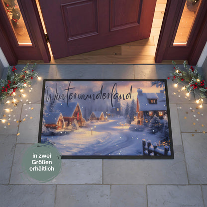 Weihnachtsfußmatte Winterwunderland mit winterlicher Landschaft, verschneiten Häusern und festlicher Beleuchtung. Die Türmatte Weihnachten ist ideal für den Eingangsbereich und schafft eine gemütliche, festliche Atmosphäre – perfekt als Geschenkidee zu Weihnachten oder als stimmungsvolle Deko für Flur, Hausflur oder Wohnung. Fußmatte ohne Personalisierung, robust, pflegeleicht, winterlich gestaltet. Ideal für Familien, Nachbarn, Kollegen. Türmatte Weihnachtsmotiv Winterwunderland