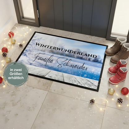Personalisierte Weihnachtsfußmatte mit dem Schriftzug „Winterwunderland“ und Familiennamen, winterliches Design mit Frost und Schneelandschaft. Diese Türmatte Weihnachten eignet sich ideal als festliche Dekoration für den Eingangsbereich und als Geschenkidee zur Weihnachtszeit. Die rutschfeste, pflegeleichte Fußmatte ist perfekt für Innenräume oder überdachte Außenbereiche. Winterliche Türmatte mit Namen – personalisierbar, hochwertig, robust und ein weihnachtlicher Blickfang für Familien