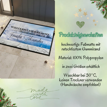 Personalisierte Weihnachtsfußmatte mit dem Schriftzug „Winterwunderland“ und Familiennamen, winterliches Design mit Frost und Schneelandschaft. Diese Türmatte Weihnachten eignet sich ideal als festliche Dekoration für den Eingangsbereich und als Geschenkidee zur Weihnachtszeit. Die rutschfeste, pflegeleichte Fußmatte ist perfekt für Innenräume oder überdachte Außenbereiche. Winterliche Türmatte mit Namen – personalisierbar, hochwertig, robust und ein weihnachtlicher Blickfang für Familien