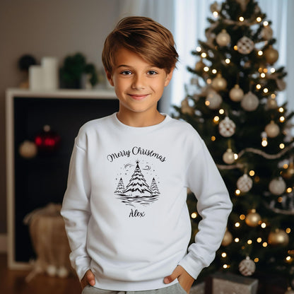 Personalisierter Weihnachtspullover Familie mit Weihnachtsbäumen– festliches Design mit „Merry Christmas“-Schriftzug. Familienoutfit Weihnachten für Eltern, Kinder & Babys im Partnerlook. Ideal als personalisiertes Weihnachtsgeschenk, Geschwister-Outfit, für Heiligabend, Familienfotos oder als Matching Look. Hochwertig bedruckt und mit Namen individualisierbar – für unvergessliche Weihnachtsmomente. Weihnachtspullover Familie Partnerlook Weihnachten Eltern Kind Baby Familienoutfit Geschwister